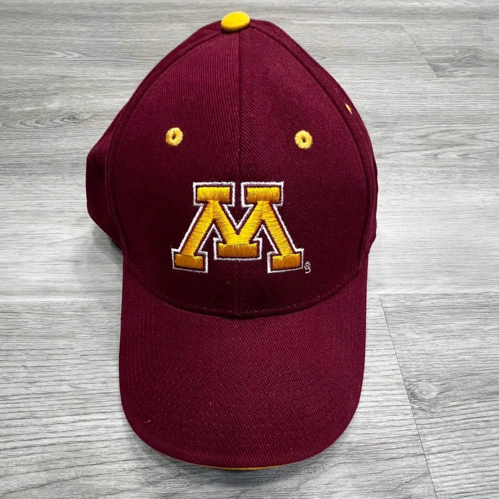 Minnesota Golden Gophers‎ Baseball Cap Maroon Yellow M Logo Collegiate Licensed